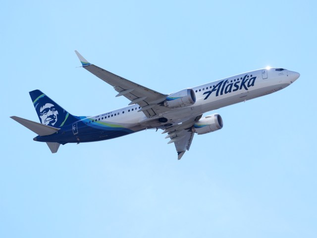 Alaska Airlines Boeing 737 taking off