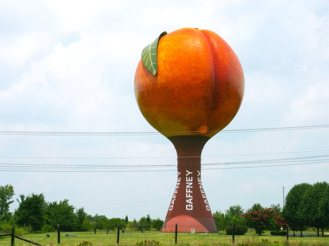 Giant peach statue in Gaffney, South Carolina