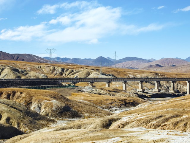 Elevated railway line in Tibet