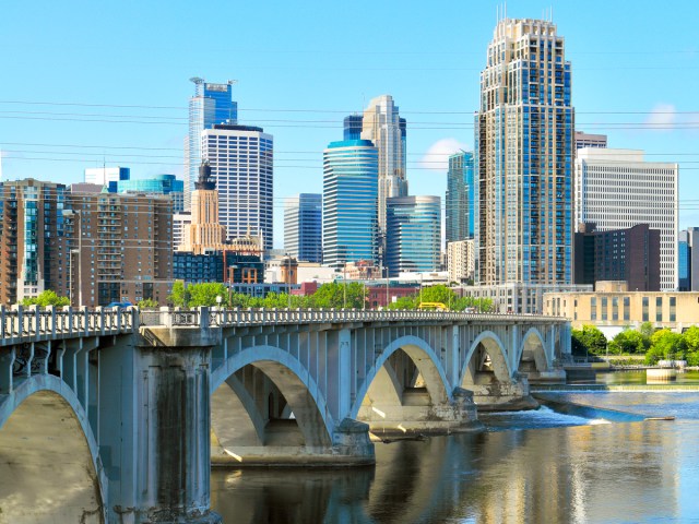 Bridge over Mississippi River with skyline of Minneapolis, Minnesota