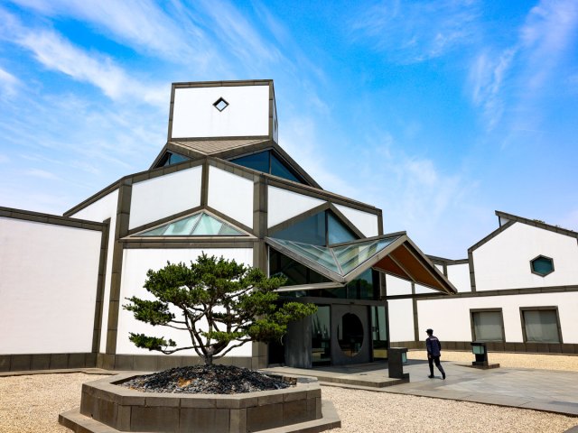 Person entering the Suzhou Museum in China