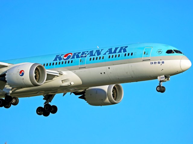 Korean Air Boeing 787 approaching runway