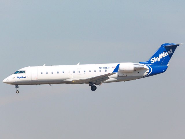 SkyWest CRJ-200 regional jet on approach