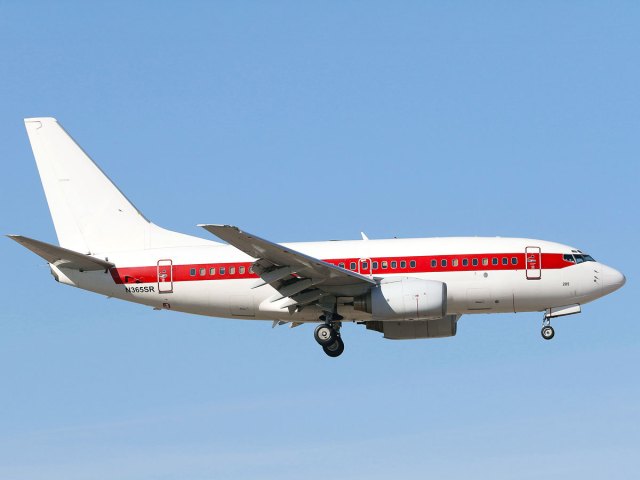 Janet Airlines Boeing 737-600 on approach
