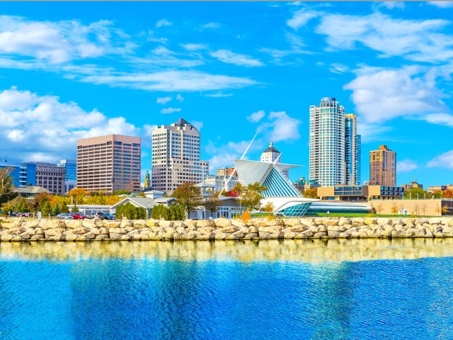Milwaukee Museum of Art and skyline along Lake Michigan