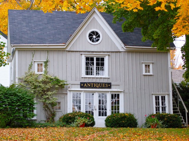 Antiques shop in colonial building in Wiscasset, Maine