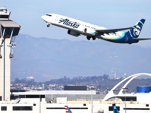 Alaska Airlines Boeing 737 departing from Los Angeles International Airport